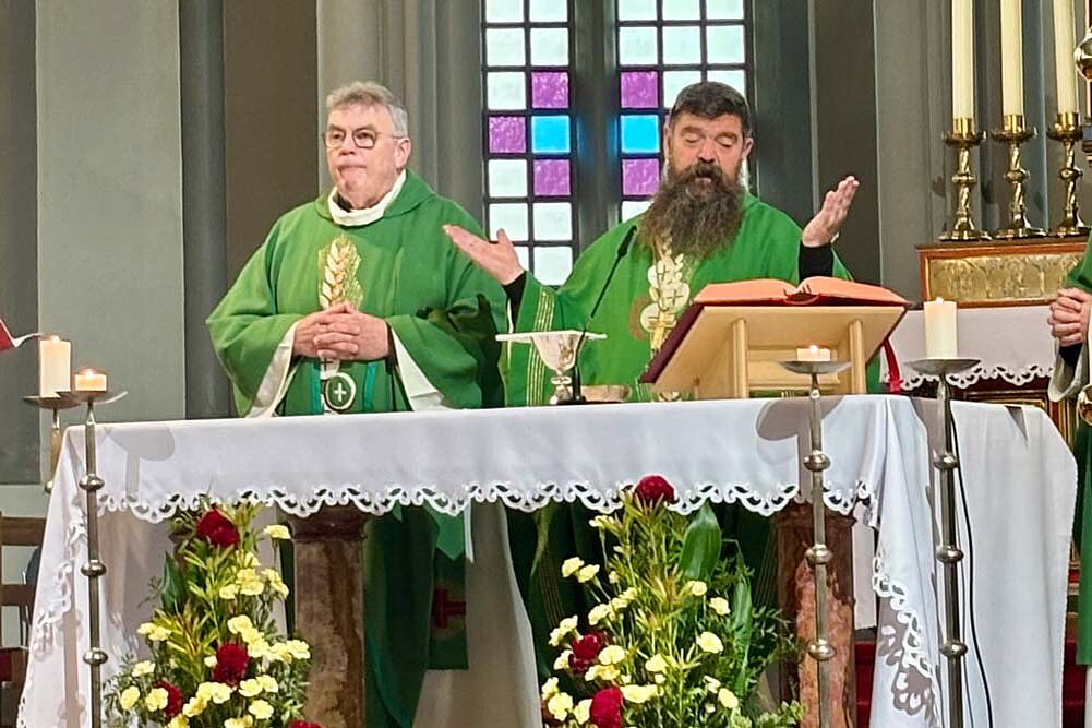 Monsignore Georg Austen (li.) und Bischof David Tencer beim Gottesdienst. Foto: privat