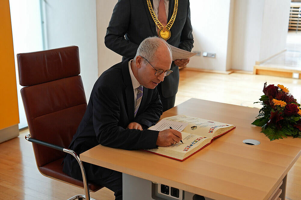 Präsident Manfred Müller trug sich ebenso ...