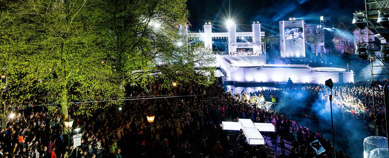 Bei "Die Passion" wird ein großes Leuchtkreuz durch die Essener Innenstadt getragen. (Foto: RTL)