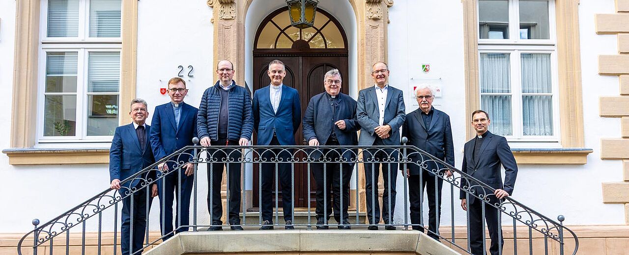Die Generalvikare der nord- und ostdeutschen Diözesen kamen jetzt zu ihrer Jahrestagung im Bonifatiuswerk zusammen. Begrüßt wurden sie von Generalsekretär Monsignore Georg Austen. Foto: Hartmut Salzmann