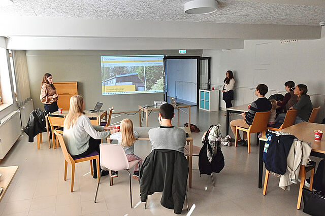 Unser Bild zeigt die Präsentation der Entwürfe zur Umgestaltung der Schule. Foto: Marko Tervaportti
