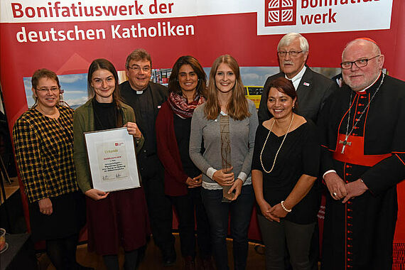 Der zweite Preis ging an „in via kofiza“ des Caritasverbandes im Erzbistum München und Freising. Jurymitglied Uta Raabe (v.l.), Natalie Lyczywek, Monsignore Georg Austen, Claudia Sanchez-Wolf, Michaela Simon, Rafika Mohammadi, der Präsident des Bonifatiuswerkes, Heinz Paus und Kardinal Reinhard Marx während der Preisverleihung in der ehemaligen Karmeliterkirche in München.