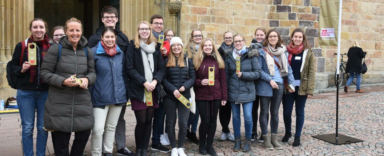 Ehemalige Nordeuropa-Praktikanten vor dem St. Petrus Dom Osnabrück mit Referentin Julia Jesse (3. v. l.). (Foto: Theresa Meier)