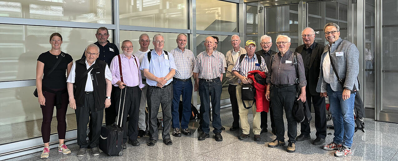 Die Reiseteilnehmer vor dem Abflug nach Island am Frankfurter Flughafen mit Andreas Kaiser, Referent im Stiftungszentrum des Bonifatiuswerkes (r.) und Susanne Schwarzenböck, Reisebegleiterin vom Bayerischen Pilgerbüro (l.). (Foto: privat)