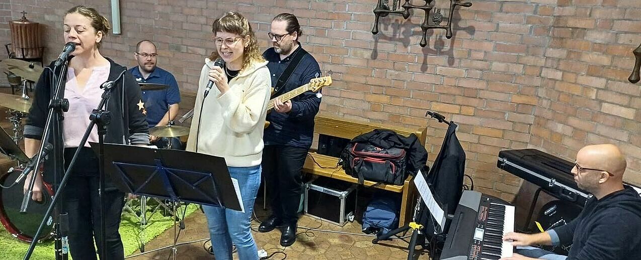 Die Gruppe KarmaGold mit verstärkter Frauenpower beim Resonanz-Musik-Gottesdienst. (Foto: Dorothea Molitor)