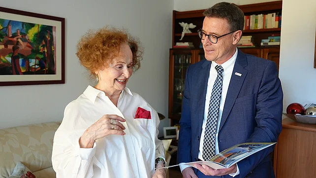 Magdalene Kania im vertrauten Gespräch mit Ulrich Franke, der für sie der direkte Ansprechpartner im Bonifatius Stiftungszentrum ist. Foto: Theresa Meier