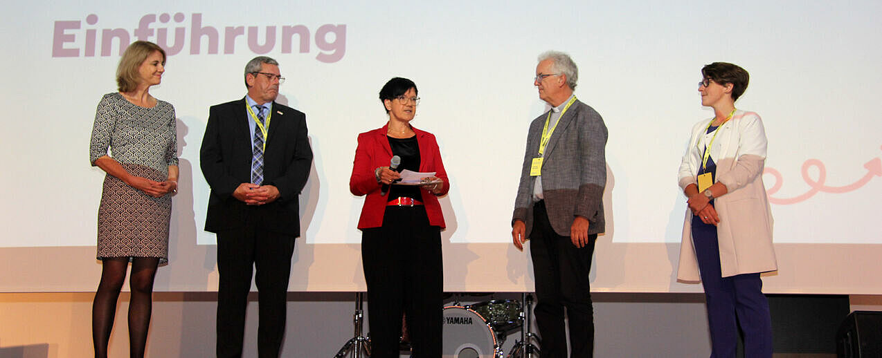 Eröffnen die Konferenz: Barbara von der Mark (Country Managerin Porticus), Ingo Imenkämper (Geschäftsführer Bonifatiuswerk), Moderatorin Jutta Loke, Dr. Christian Hennecke (Bistum Hildesheim), Dr. Miriam Zimmer (zap) (v.l.) (Foto: Matthias Band)