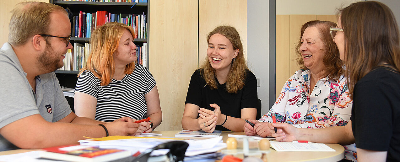 Die Meinung von Antonia Tervaportti (Mitte) ist den Kollegen aus dem Bereich Missionarische und diakonische Pastoral während ihrer regelmäßigen Konferenzen wichtig. (Foto: Theresa Meier)