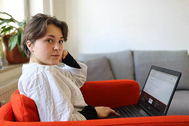 Paula ist Ehrenamtliche bei der Online-Beratung der Caritas. (Foto: M. Nowak)