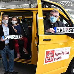 Michael Bürger (v. l.), Henriette Holmoh und Msgr. Georg Austen mit dem neuen BONI-Bus von Rathenow. (Foto: Sr. Theresita M. Müller)