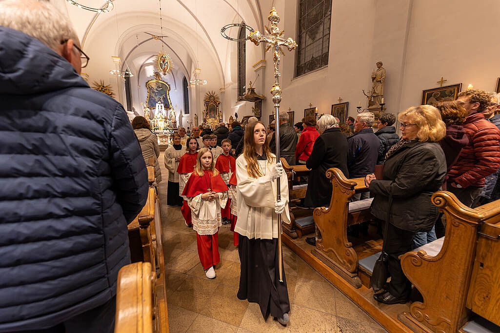 Auszug der Messdiener aus dem Gottesdienst.