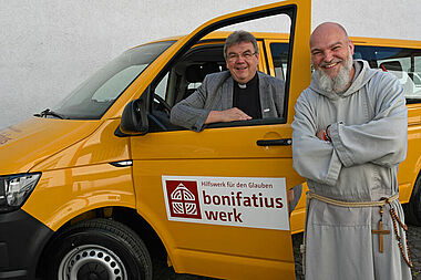 Generalsekretär Monsignore Georg Austen (links) überreichte den neuen BONI-Bus an Pater Paulus M. Tautz von der Initiative "Ostwind 3000". Foto: Patrick Kleibold