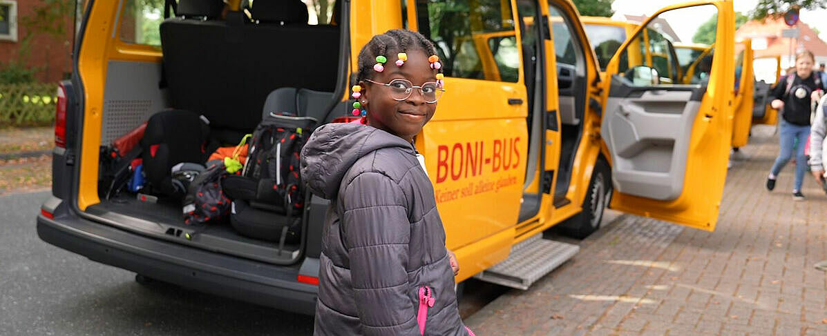 Marie-Emilienne freut sich, wenn sie mit dem BONI-Bus von der Schule im niedersächsischen Nordenham abgeholt wird. (Foto: Theresa Meier)