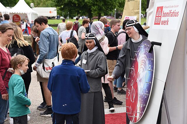 Der Stand des Bonifatiuswerkes war ein Besuchermagnet beim Katholikentag 2022 in Stuttgart. (Foto: Simon Helmers)