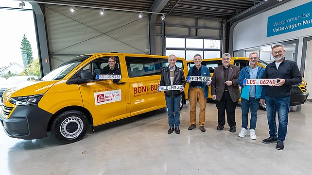 Allzeit gute Fahrt: Bonifatiuswerk-Generalsekretär Monsignore Georg Austen (3. v.r.) übergab vier neue BONI-Busse an Florian Sehmisch (Kath. Kirchengemeinde St. Johannes Baptist Weil im Schönbuch), Hans Geitner (Pfarramt Mariä Geburt Hersbruck), Jens Katzer (Kirchengemeinde St. Maria Magdalena Frankfurt/Oder) sowie Ingolf Winkler und Andreas Brendel (beide Pfarramt Hl. Familie Lübbenau, v.l.). Foto: Hartmut Salzmann