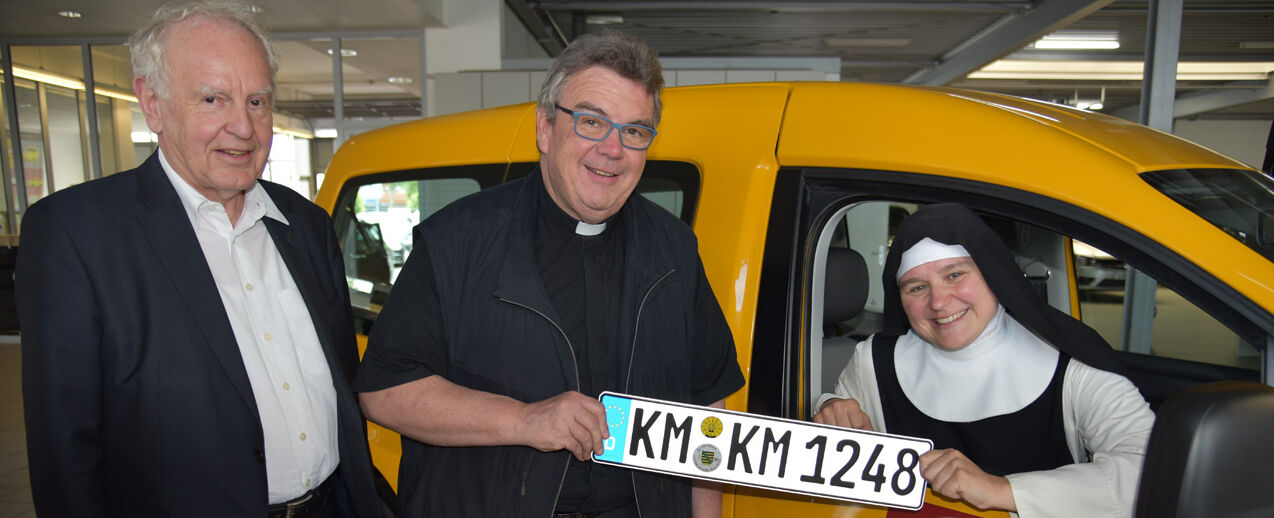 Der BONI-Caddy für Kloster Marienstern, (v.l.) Pfr. Bernhard Dittrich, Msgr. Georg Austen, Sr. Thaddäa Selnack. (Foto: Sr. Theresita M. Müller)