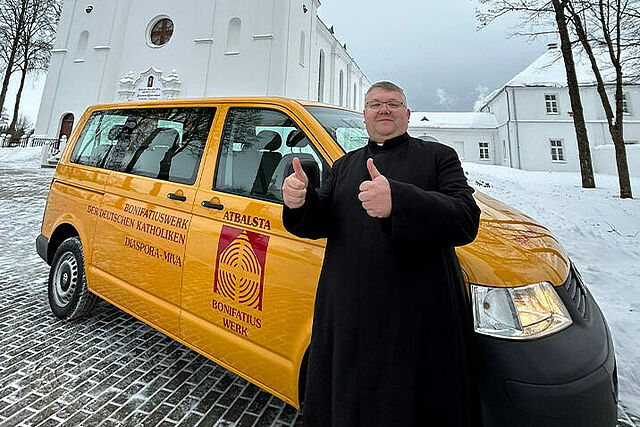 Pfarrer Rinalds Stankevics ist mit dem Bonibus wohlbehalten in Vilani (Lettland) angekommen. (Foto: Rinalds Stankevics)