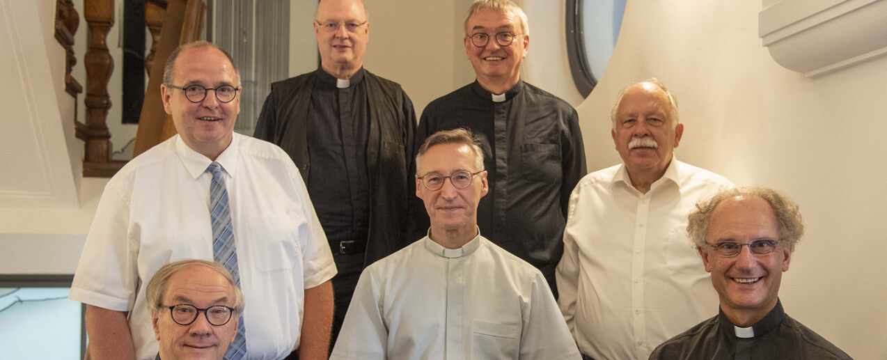 Die Vorstandsmitglieder des Diözesan-Bonifatiuswerkes Paderborn beschlossen verschiedene Projekte, um die katholischen Kirchengemeinden in den verschiedenen Diaspora-Gebieten des Erzbistums Paderborn zu stärken. V.l.: Vorsitzender Pfarrer i. R. Wolfgang Winkelmann (Siegen), Diözesansekretär Matthias Micheel, Generalvikar Alfons Hardt, Dechant Gerald Haringhaus (Herford), Prälat Thomas Dornseifer, Pfarrer i. R. Gisbert Wisse (Arnsberg / Korbach), Pfarrer DDr. Markus Jakobs (Detmold). (Foto: Thomas Throenle, Erzbistum Paderborn) 