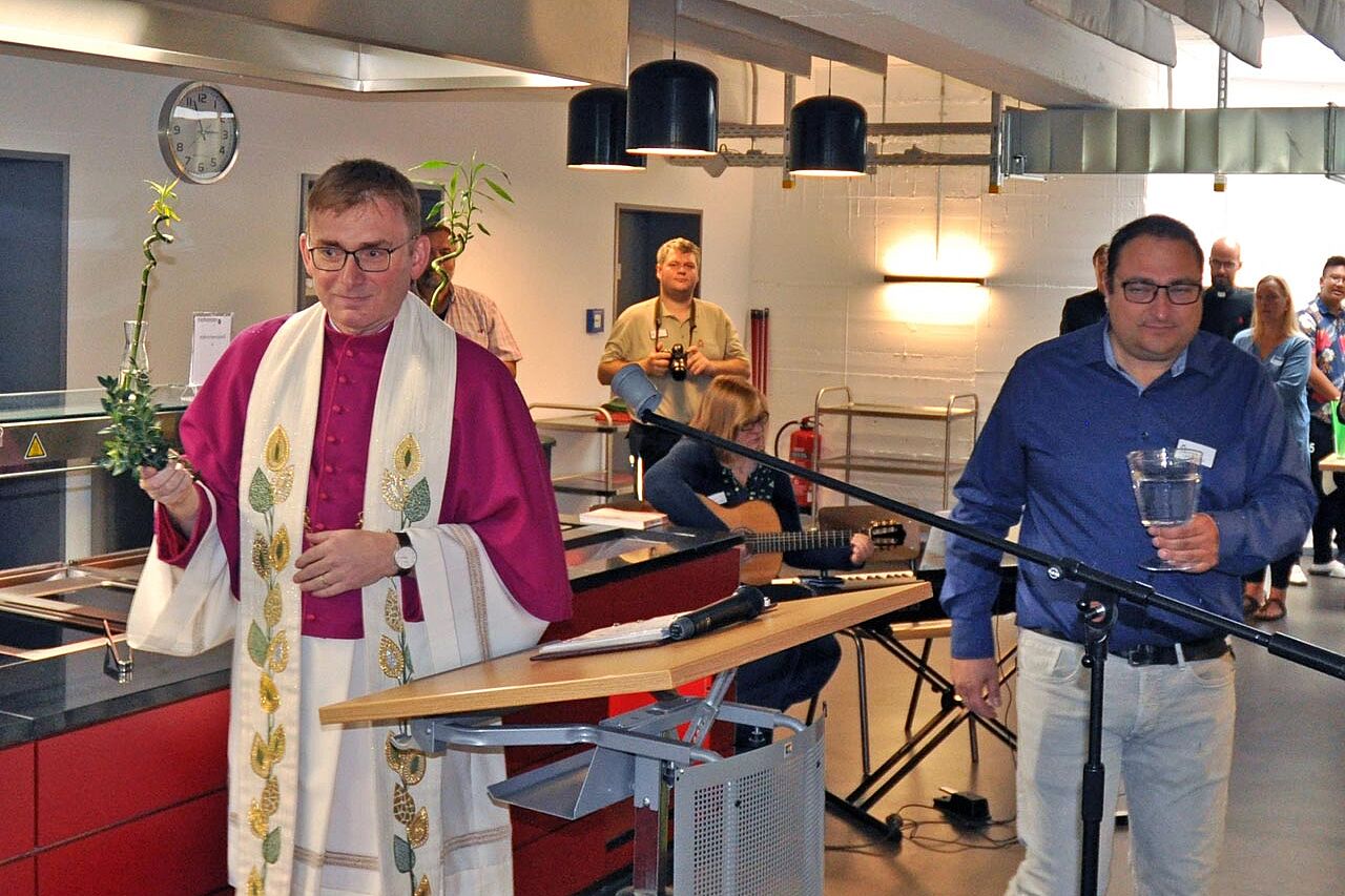 Generalvikar Martin Wilk weiht den neuen Speisesaal im Haus Wohldenberg.