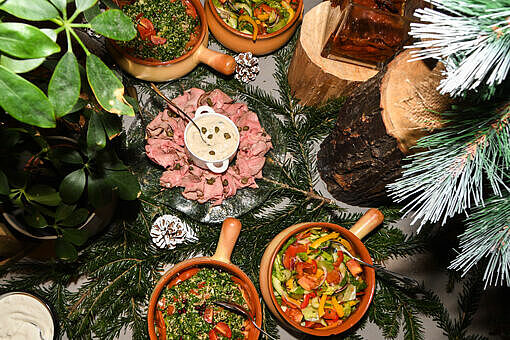 Der Weihnachtsschinken gehört zum traditionellen "Julbord" (Weihnachtsbuffet) in Schweden dazu. (Foto: FREEPIK)
