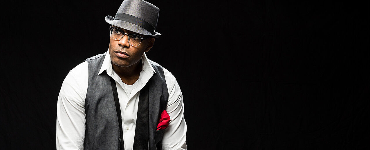 Mit seiner warmen Soulstimme wird Kirk Smith den Kirchenraum füllen: (Foto: promikon)