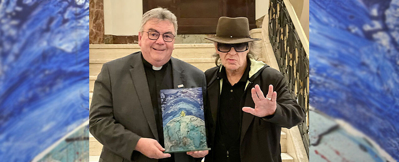 Bonifatiuswerk-Generalsekretär Monsignore Georg Austen (links) und der Künstler Udo Lindenberg mit einem Miniatur-Glasbild des Kunstwerkes "Dach der Welt". Foto: privat