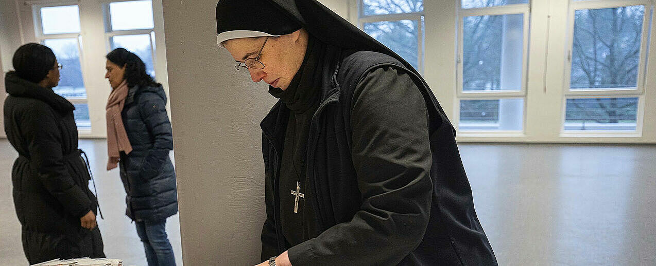 Schwester Deodata Weber bei der Lebensmittelausgabe. (Foto: Christof Haverkamp)