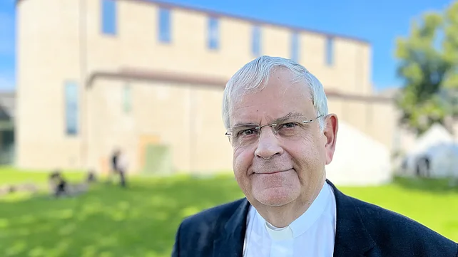 Der Erfurter Weihbischof Reinhard Hauke vor der katholischen St.-Olav-Kirche in Trondheim. Foto: Marcus Thielking