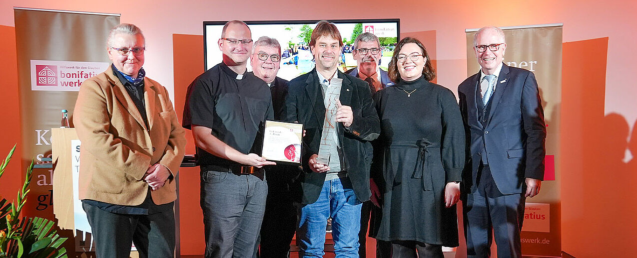 Gemeindereferentin Sonja Rudolph, Pfarrer Michael Stiehler, Bonifatiuswerk-Generalsekretär Msgr. Georg Austen, Daniel Drees (Gartenlandschaftsbau-Firma Grünwert Hellweg), Bonifatiuswerk-Geschäftsführer Ingo Imenkämper, Journalistin und Jurymitglied Daniela Ordowski, Bonifatiuswerk-Präsident Manfred Müller Foto: Marcus Thielking