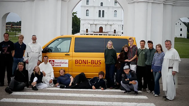 13 junge Esten machten sich auf den Weg nach Aglona: Mit dabei: der BONI-Bus. Foto: privat