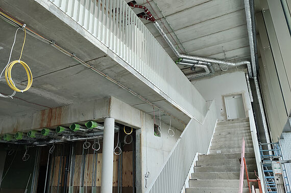 Blick vom Foyer in Richtung Empore. Von dort gelangt man in den neuen großen Saal – noch ist viel zu tun! (Foto: Sebastian Bleek)