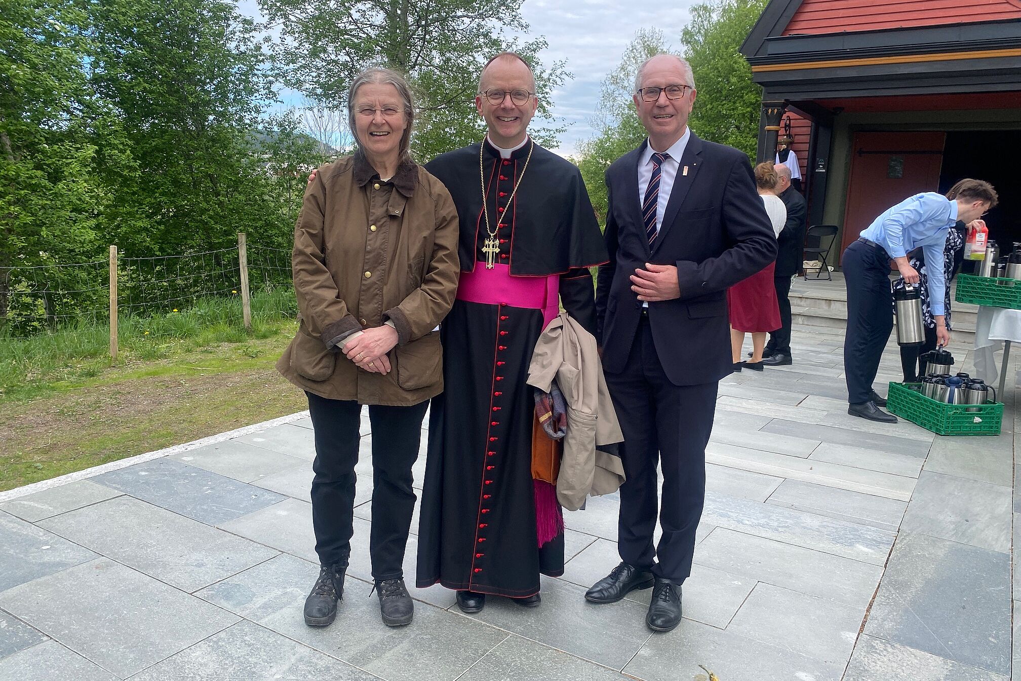 Nach dem Gottesdienst (von links): Ikonenmalerin Solrunn Nes, Bischof Erik Varden und Bonifatiuswerk-Präsident Manfred Müller (Foto: Pål Johannes Nes/EWTN Norge)