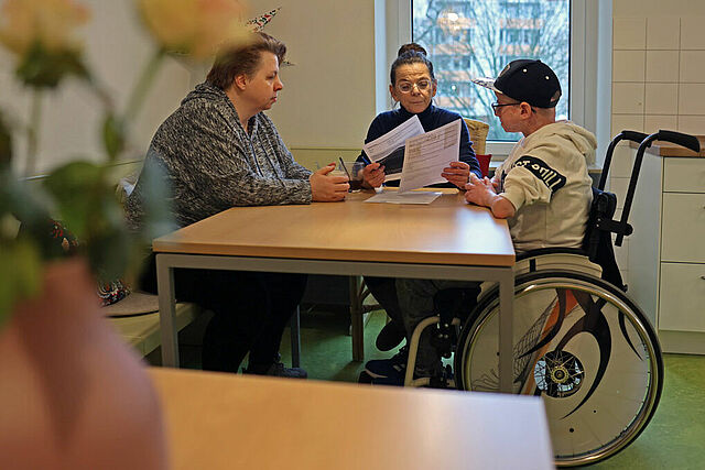 Wenn ein Kind schwer krank ist, befindet sich die ganze Familie im Ausnahmezustand. Sozialpädagogin Beate Danlowski im Gespräch mit Luca. (Foto: M. Nowak)