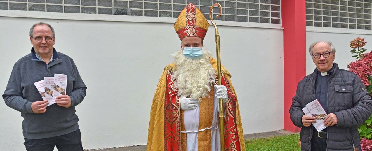 Ihnen liegt der „richtige“ Nikolaus am Herzen, weshalb sie einen Nikolaus-Ausbildungskurs anbieten: (v.l.n.r.) Matthias Micheel, Julian Heese (verkleidet als Nikolaus), Geistlicher Rat Wolfgang Winkelmann. (Foto: Thomas Throenle)