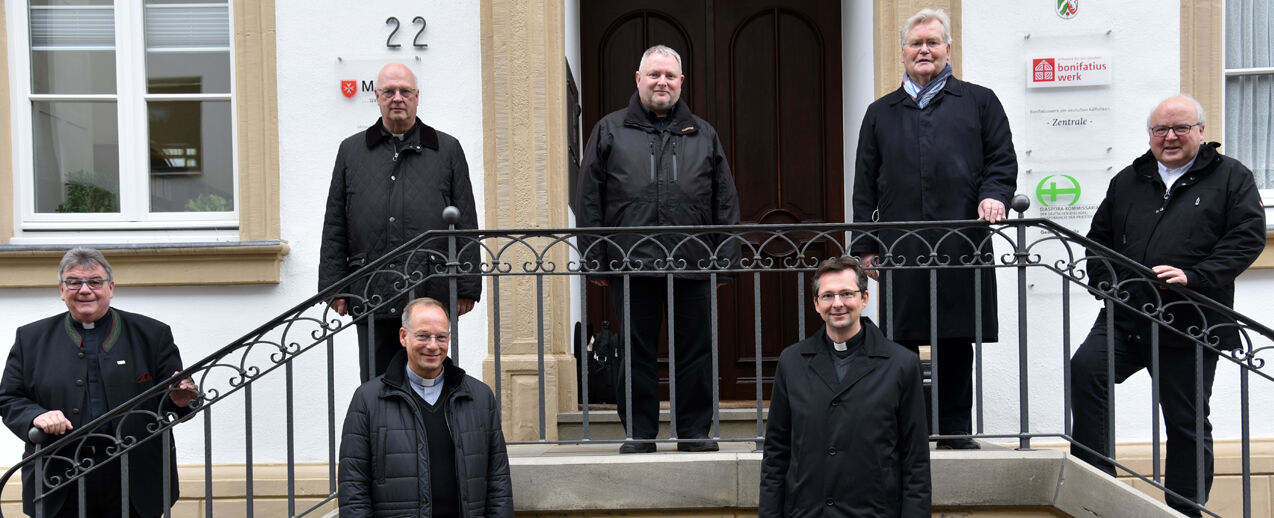 Der Vergabeausschuss: Msgr. Georg Austen (v. l.), Generalvikar Alfons Hardt, Dr. Christian Hartl, Dechant Carsten Menges, Pfarrer Thomas Renze, Pfarrer Alfred Manthey und der scheidende ehemalige Generalvikar Theo Paul. (Foto: Sr. Theresita M. Müller)