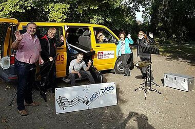 Kirchenband "Con Dios aus Schöppenstedt" mit den neuen Boni-Bus. Foto: Peter Wachsmann