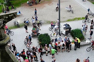 Der Caritasverband der Diözese Rottenburg-Stuttgart und die Kirchengemeinde St. Maria in Stuttgart erproben gemeinsam unter dem Projekttitel "Gott in der Stadt entdecken, oder: Was macht Gott in der Stadt?" eine neue kirchliche Praxisform, durch die im urbanen Umfeld spirituelle Räume eröffnet und ein direkter und offener Kontakt zu den Menschen ermöglicht werden soll.  