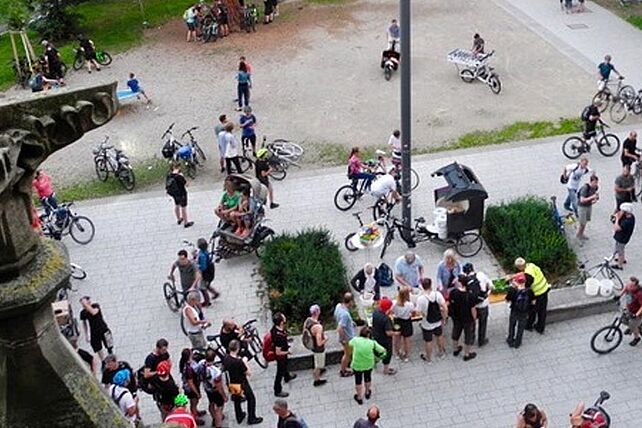 Der Caritasverband der Diözese Rottenburg-Stuttgart und die Kirchengemeinde St. Maria in Stuttgart erproben gemeinsam unter dem Projekttitel "Gott in der Stadt entdecken, oder: Was macht Gott in der Stadt?" eine neue kirchliche Praxisform, durch die im urbanen Umfeld spirituelle Räume eröffnet und ein direkter und offener Kontakt zu den Menschen ermöglicht werden soll.  
