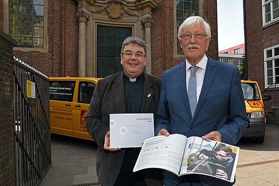 Monsignore Georg Austen (Generalsekretär des Bonifatiuswerkes) und Heinz Paus (Präsident des Bonifatiuswerkes) präsentieren den Jahresbericht 2016 des Bonifatiuswerkes in der katholischen Pfarrei St. Joseph auf der Großen Freiheit in Hamburg. Foto: Patrick Kleibold 