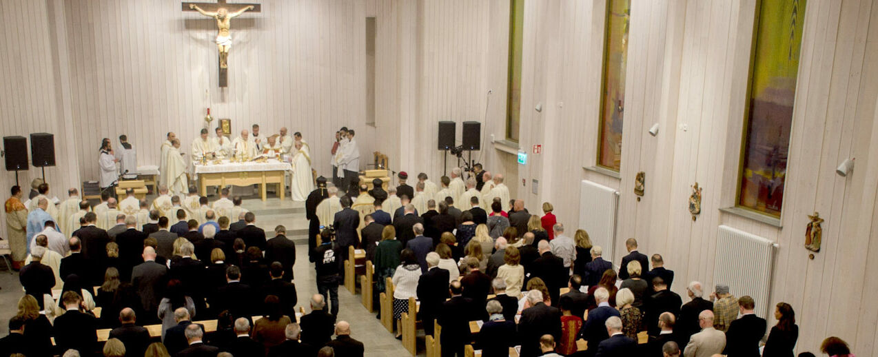 Viele Gäste reisten von weither, um an den Festlichkeiten zur Einweihung der Kirche teilzunehmen. Foto: Hans Andersson