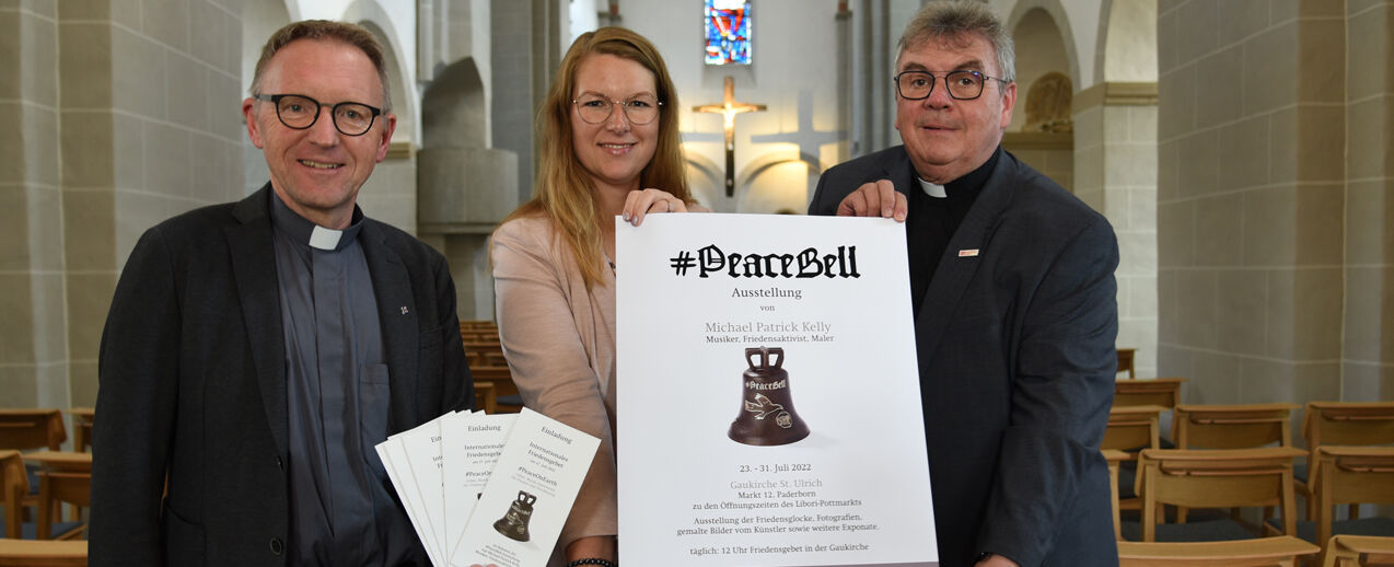 Domkapitular Benedikt Fischer, Dechant des Dekanates Paderborn, Katrin Sijbom, Mitarbeiterin des Bonifatiuswerkes, und Monsignore Georg Austen, Generalsekretär des Bonifatiuswerkes (v.l.), freuen sich auf die „#PeaceBell“-Ausstellung in der Paderborner Gaukirche, die von der Pfarrei St. Liborius für diese Aktion kostenfrei zur Verfügung gestellt wird. (Foto: Simon Helmers) 