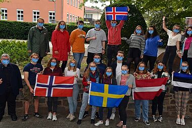 Gruppenfoto mit Masken während des Vorbereitungsseminars. (Foto: Sr. Theresita M. Müller)