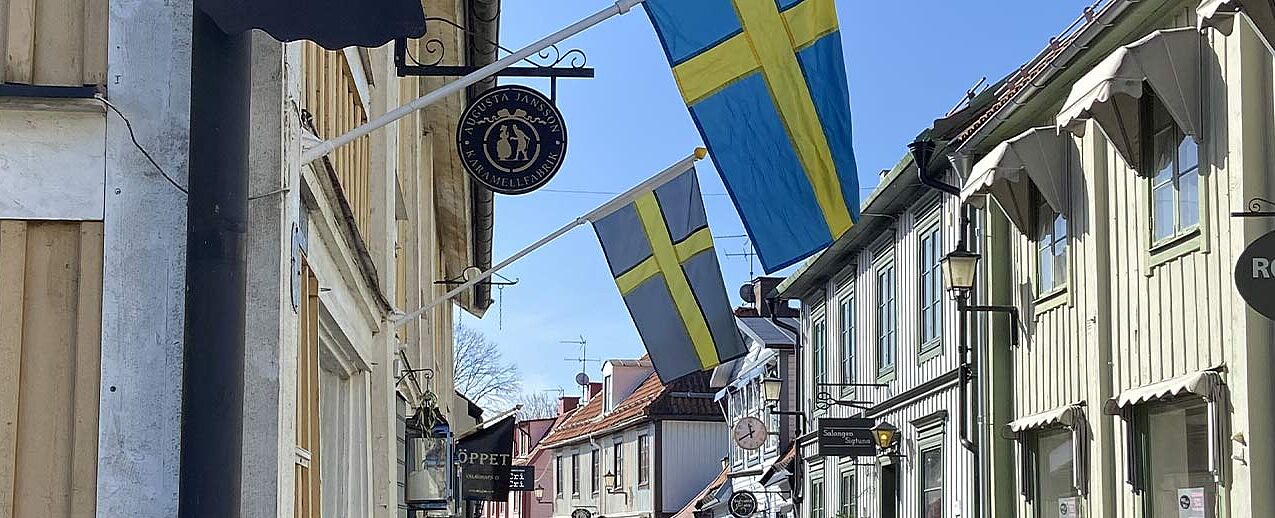 Kleine, malerische Gassen geschmückt mit schwedischen Flaggen. (Foto: Amelie Thewes)