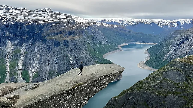 Beeindruckende Landschaften prägen Nordeuropa, wie hier in Norwegen die markante Felsformation Trolltunga. (Foto: Robert Kurth)