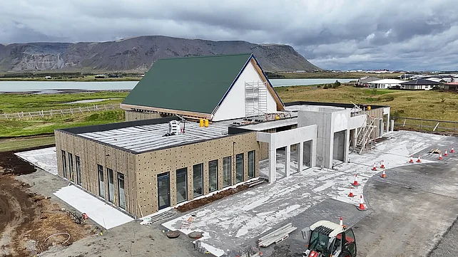 Schnee, Sturm und Regen haben die Bauarbeiten auf Island immer wieder erschwert. Am 5. September – gut drei Jahre nach der Grundsteinlegung – wird die neue Kirche in Selfoss eingeweiht. Foto: Ivan Sovic