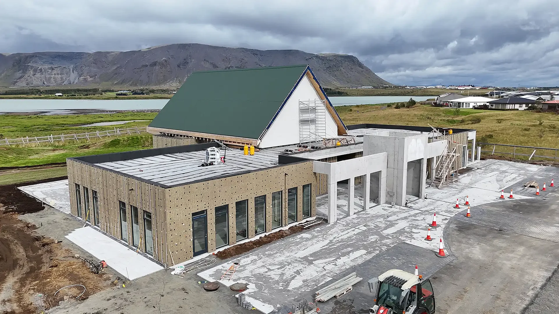 Schnee, Sturm und Regen haben die Bauarbeiten auf Island immer wieder erschwert. Am 5. September – gut drei Jahre nach der Grundsteinlegung – wird die neue Kirche in Selfoss eingeweiht. Foto: Ivan Sovic