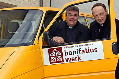 Monsignore Georg Austen überreicht dem Bischof von Liepaja, Viktors Stulpins, die Schlüssel für den BONI-Bus. Foto: Patrick Kleibold