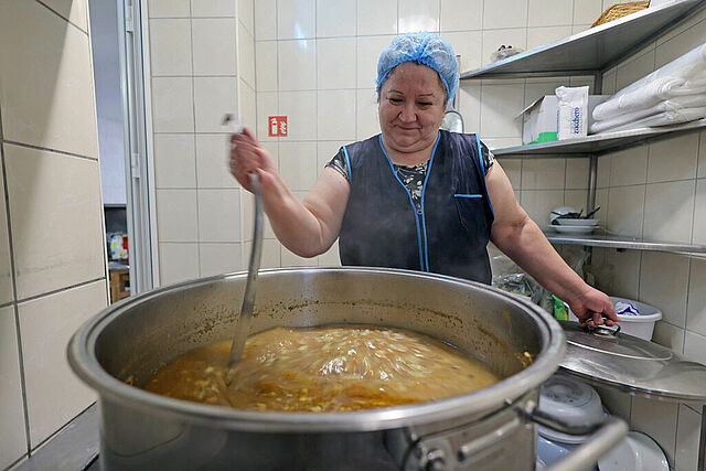 Svetlana stellt sich schon nachts an den Herd, um Suppe für die Bedürftigen zu kochen. (Foto: M. Nowak)