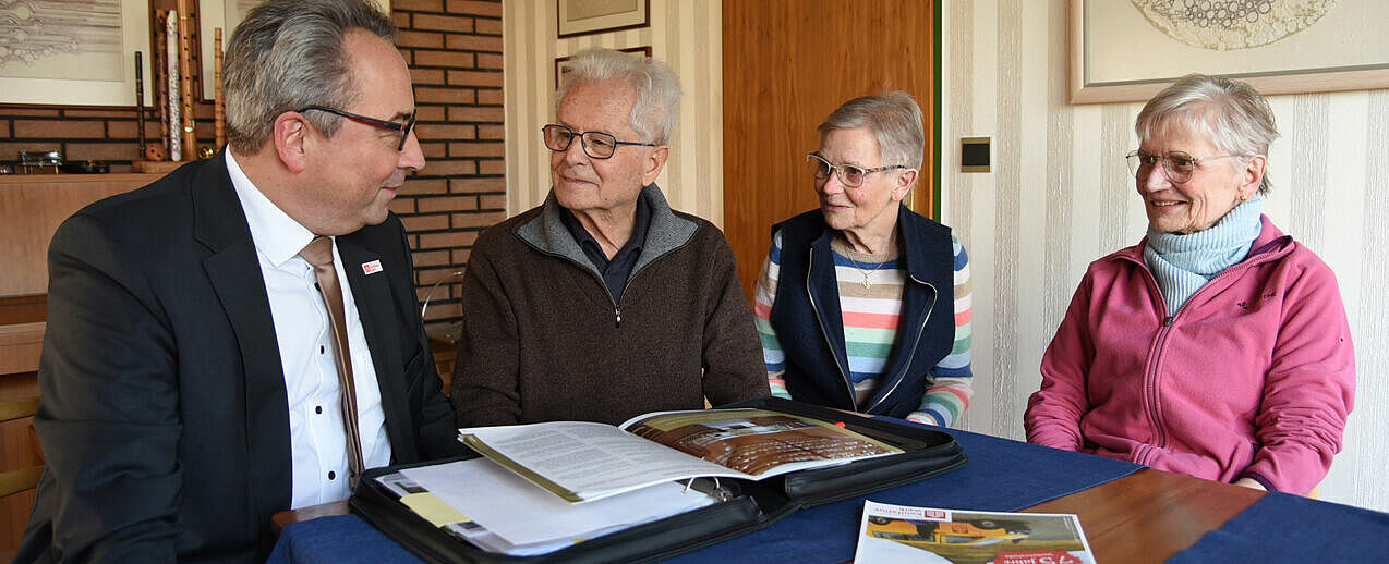 Im vertrauten Gespräch (von links): Andreas Kaiser, Referent im Bonifatius Stiftungszentrum, mit Ludwig und Hildegard Cambeis und Marlene Dankowski. (Foto: Theresa Meier)