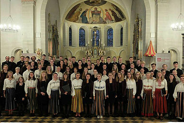 Die Jugendkammerchöre der Singschule Koblenz und des Altstadtgymnasiums zu Tallinn nach Ihrem Konzert in der Basilika St. Kastor. Foto: Achim Tieftrunk